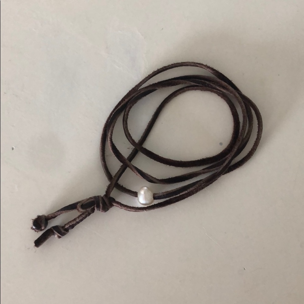 LEATHER BRACELET WITH CUTE PEARL